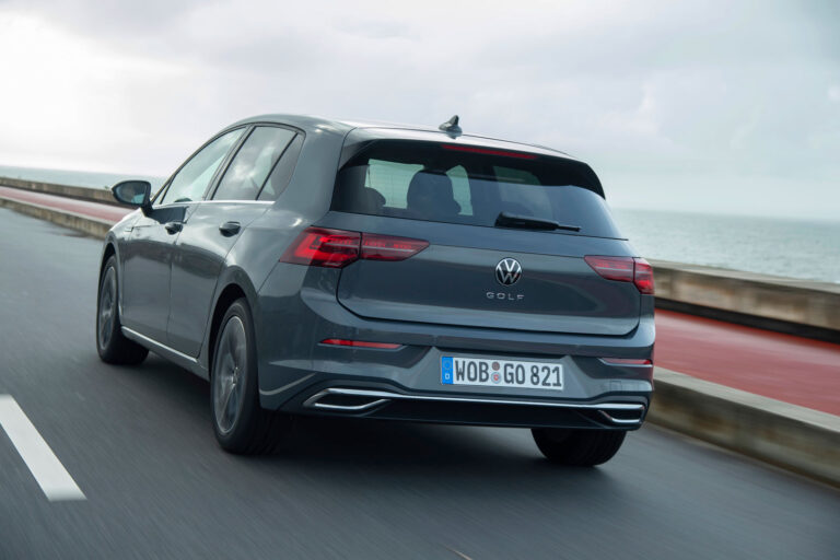 Auto Express vinterdäckstest 2026: Continental slår Pirelli knappt